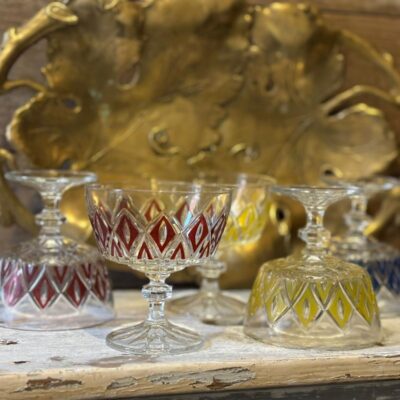 www.queensbrocanteboutique.nl webwinkel brocante vintage curiosa gekleurd glas likeurglaasje