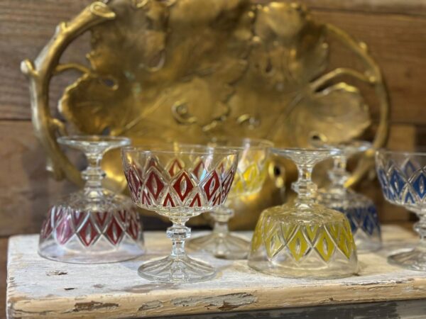 www.queensbrocanteboutique.nl webwinkel brocante vintage curiosa gekleurd glas likeurglaasje