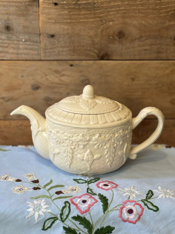 www.queensbrocanteboutique.nl webwinkel brocante vintage theepot portugees porselein hightea cream ware