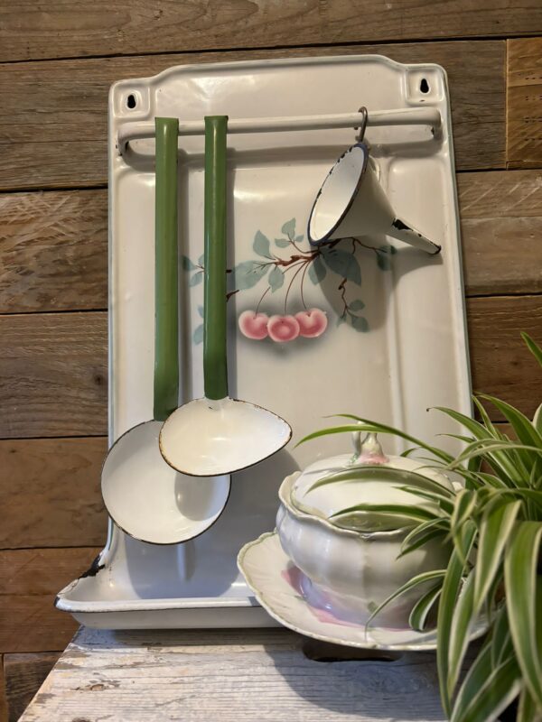 www.queensbrocanteboutique.nl webwinkel brocante vintage curiosa emaille wit lepelrek gebloemd