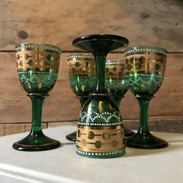 www.queensbrocanteboutique.nl gekleurde glaasjes