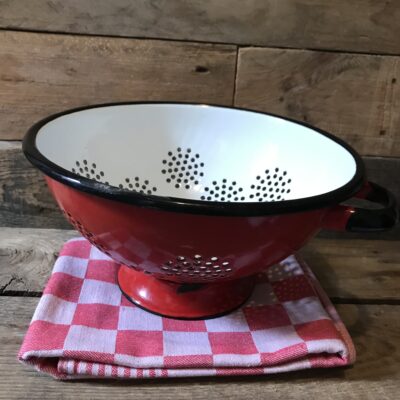 www.queensbrocanteboutique.nl brocante vintage emaille rood vergiet