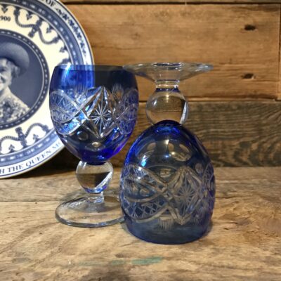 www.queensbrocanteboutique.nl gekleurdglas blauw brocante vintage webshop