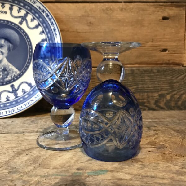 www.queensbrocanteboutique.nl gekleurdglas blauw brocante vintage webshop