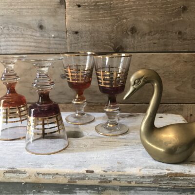 www.queensbrocanteboutique.nl likeurglaasje gekleurd glas vintage brocantewebwinkel