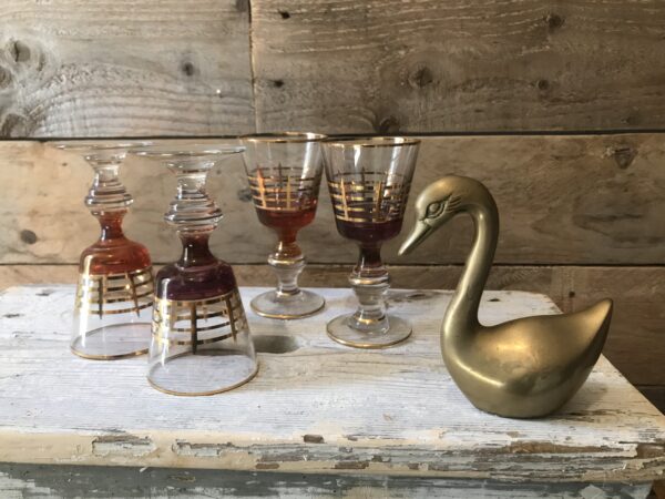 www.queensbrocanteboutique.nl likeurglaasje gekleurd glas vintage brocantewebwinkel