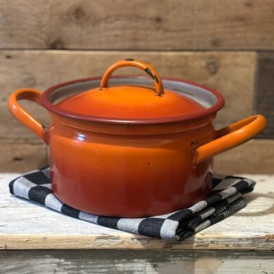 www.queensbrocanteboutique.nl webwinkel brocante vintage curiosa emaille keukenemaille oranje0rood pan