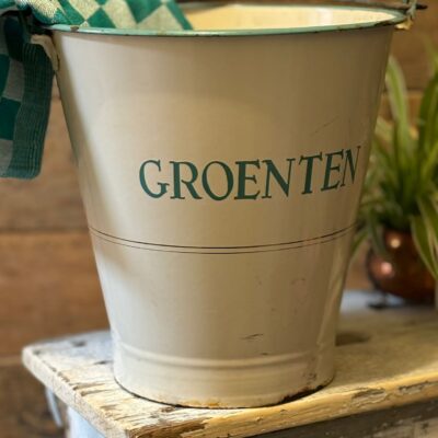 www.queensbrocanteboutique.nl webwinkel brocante vintage curiosa emaille room groentenemmer goud biesje