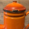 www.queensbrocanteboutique.nl webwinkel brocante vintage curiosa emaille keukenemaille oranje rood koffiepot