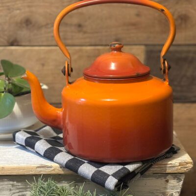 www.queensbrocanteboutique.nl webwinkel brocante vintage curiosa emaille keukenemaille oranje rood waterketel