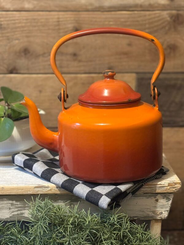 www.queensbrocanteboutique.nl webwinkel brocante vintage curiosa emaille keukenemaille oranje rood waterketel