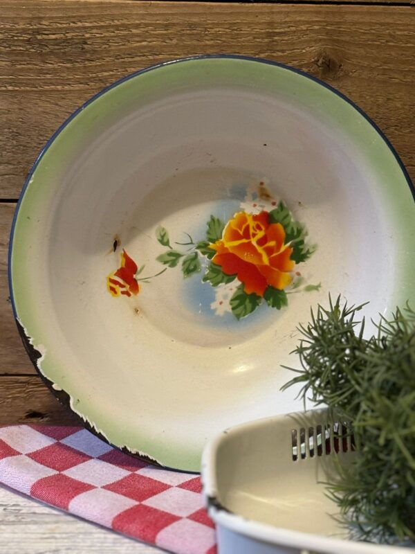 www.queensbrocanteboutique.nl webwinkel brocante vintage curiosa emaille keukenemaille wit gebloemd schaal