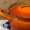 www.queensbrocanteboutique.nl webwinkel brocante vintage emaille keukenemaille oranje rood pan