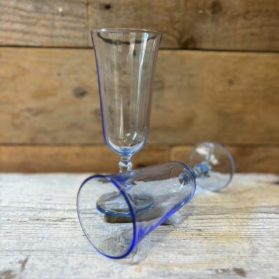www.queensbrocanteboutique.nl gekleurdglas blauwglas champagneflute vintage brocante curiosa webwinkel