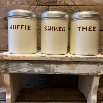 www.queensbrocanteboutique.nl emaille roomwit voorraadbus koffie suiker thee