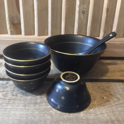www.queensbrocanteboutique.nl brocantewebshop brocantebrabant mariabeeld goudsplateel beboterd stolp eiermand emaille spoelkom kastkom regaal gres greskruik rozenkrans oudeblikken
